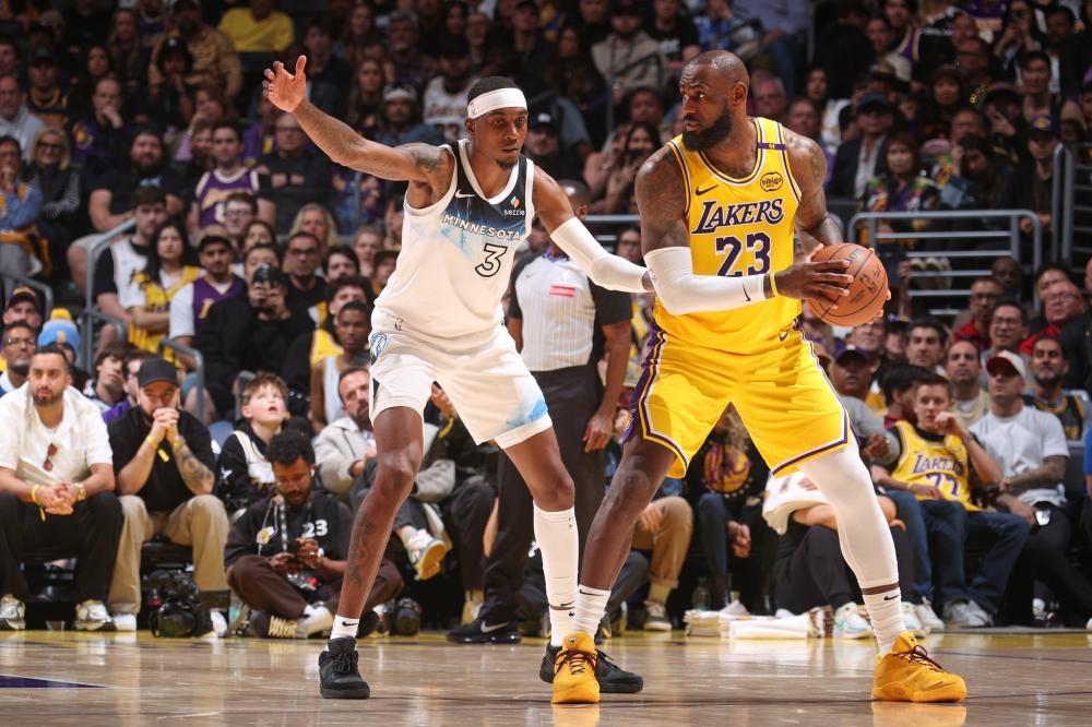 两队的碰撞 两队的碰撞